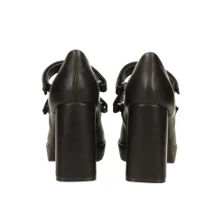 Décolleté con punta squadrata e doppio cinturino. Tacco alto 9cm