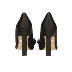 Décolleté in satin con fiocco luccicante sulla punta. Tacco triangolare alto 10.5cm
