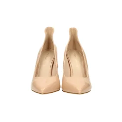 Décolleté in vernice con pendaglio. Tacco alto 10cm
