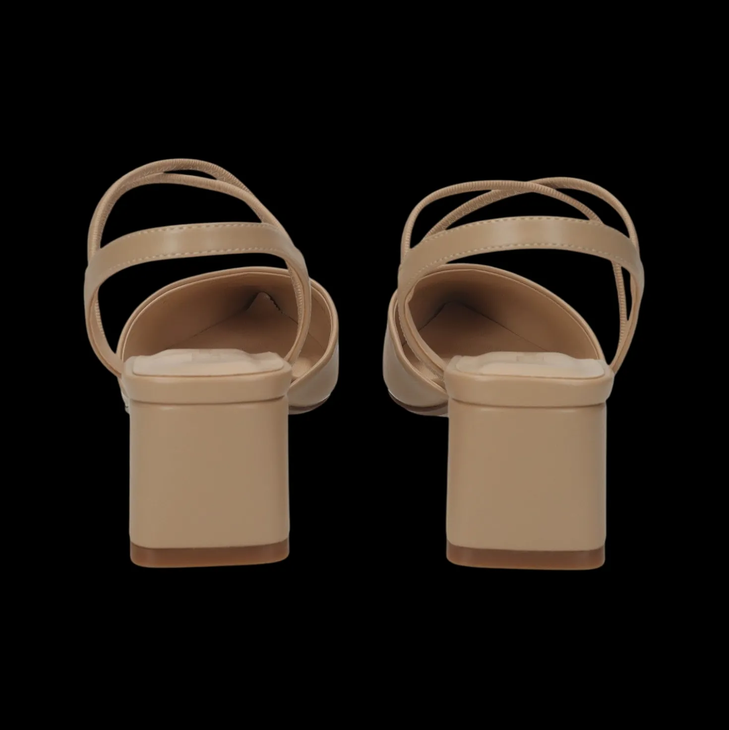 Sandali con listini intrecciati.Tacco alto 6cm.