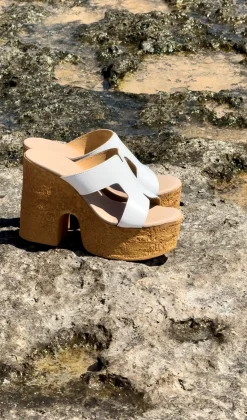 Sandali con zeppa. Made in Italy