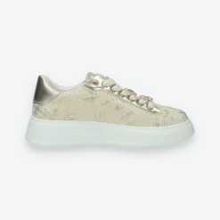 Sneakers con dettaglio in gioiello.Tacco alto 4 cm