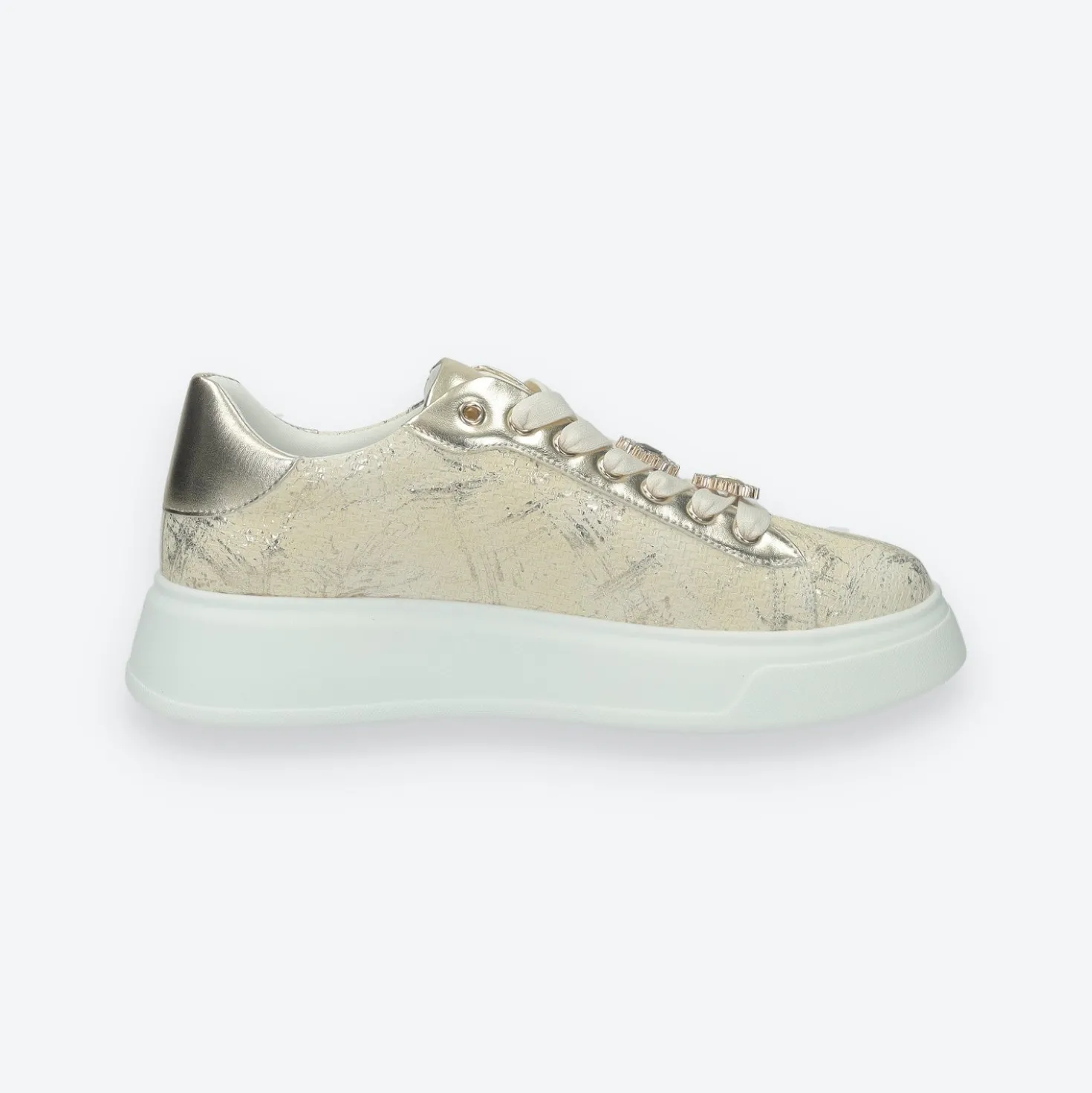 Sneakers con dettaglio in gioiello.Tacco alto 4 cm