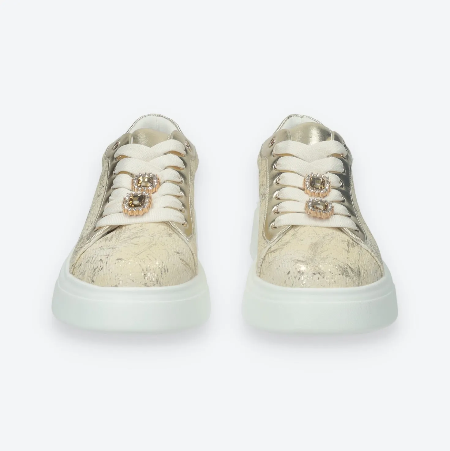 Sneakers con dettaglio in gioiello.Tacco alto 4 cm