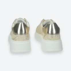 Sneakers con dettaglio in gioiello.Tacco alto 4 cm