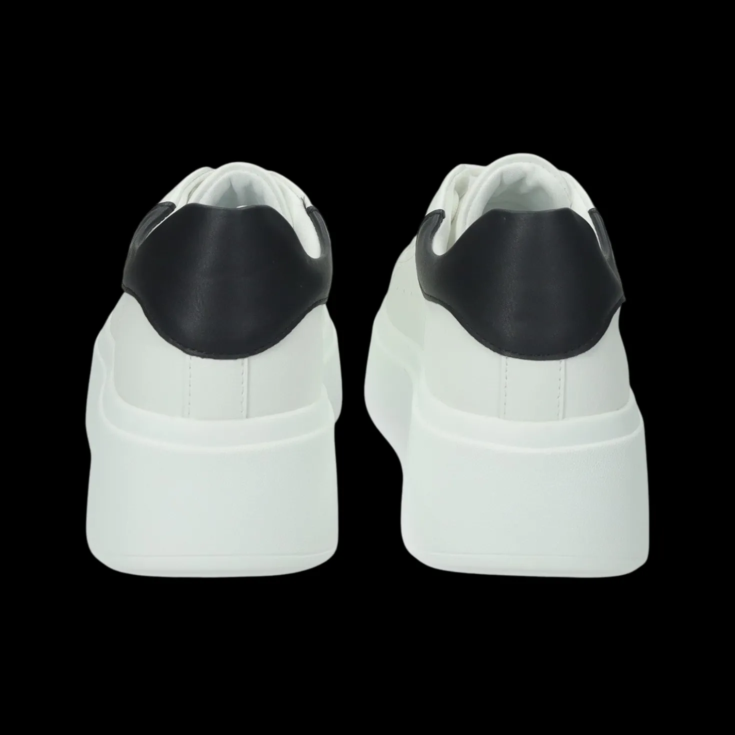 Sneakers con gioiello.Tacco alto 3cm